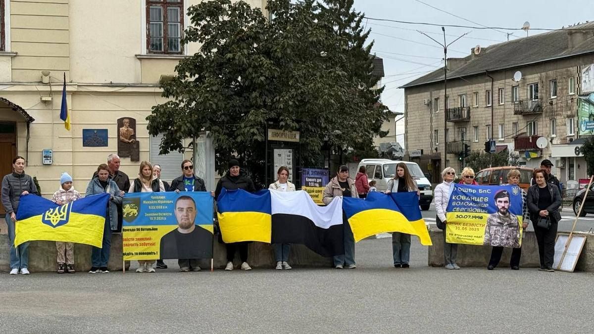 У Снятині відбулася щонедільна акція на підтримку безвісти зниклих захисників 8