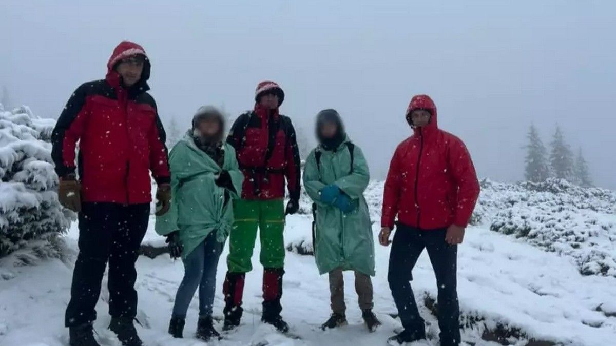 Через різку зміну погоди на Говерлі довелось рятувати маму з сином