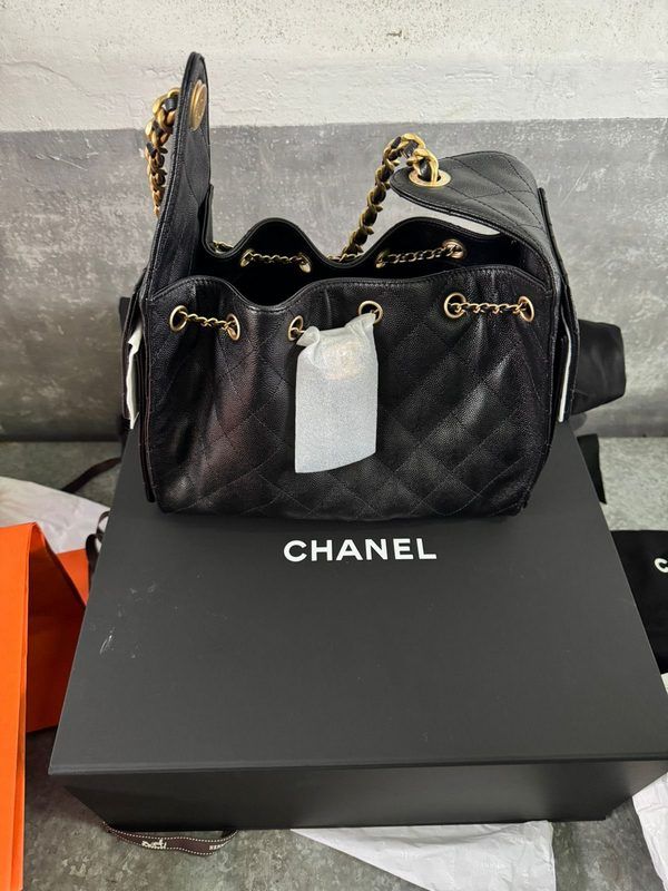 Нові iPhone 17 та брендові речі намагались заховати прикарпатці від митників 3