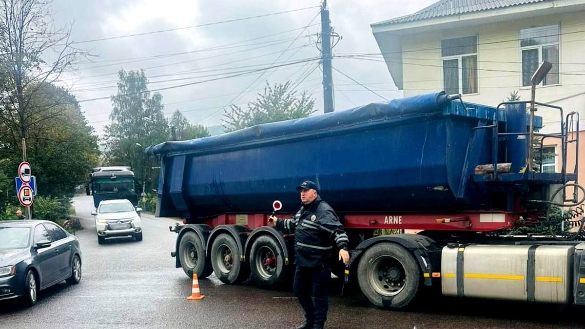 Вантажівка збила жінку на зебрі у Яремче