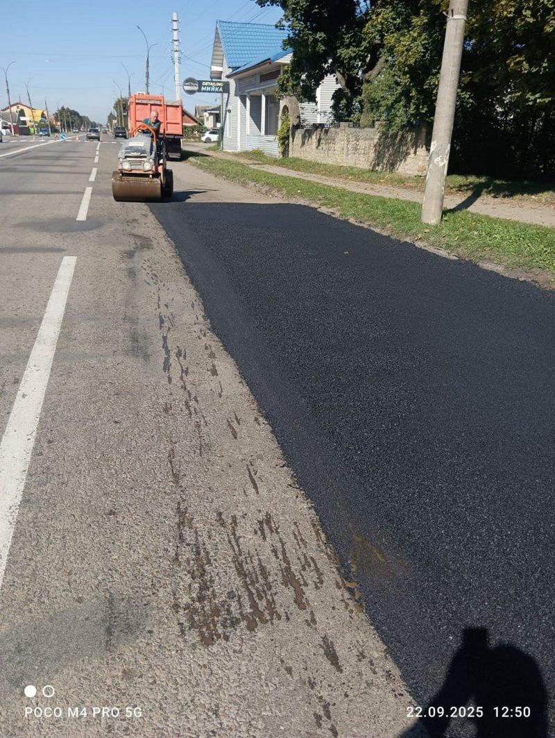 За кількасот тисяч гривень полатали дорогу на розі вул. Карпатська-Трильовського в Коломиї 1