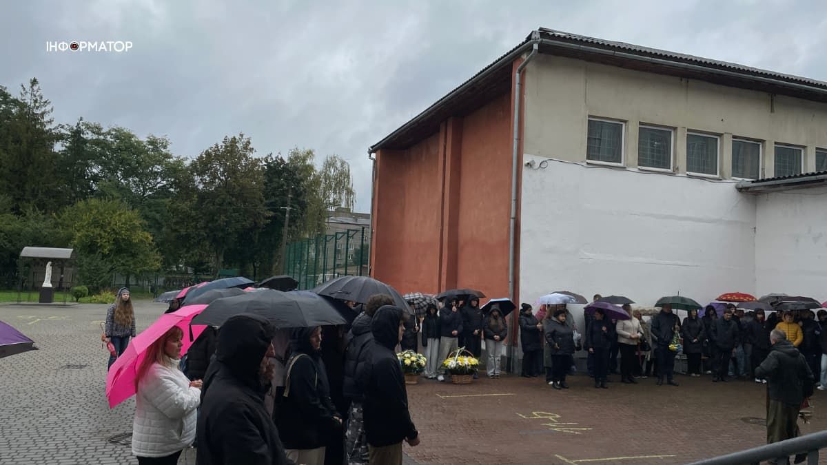 У Коломийському ліцеї №4 відкрили меморіал памʼяті Анатолія Мельничука 1