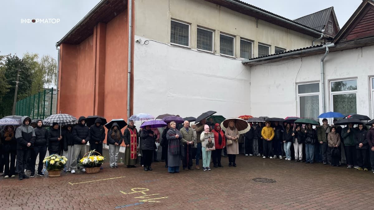 У Коломийському ліцеї №4 відкрили меморіал памʼяті Анатолія Мельничука 2