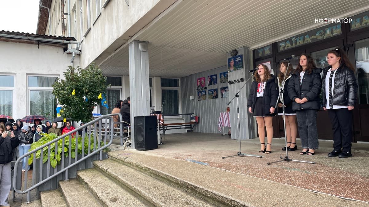 У Коломийському ліцеї №4 відкрили меморіал памʼяті Анатолія Мельничука 3