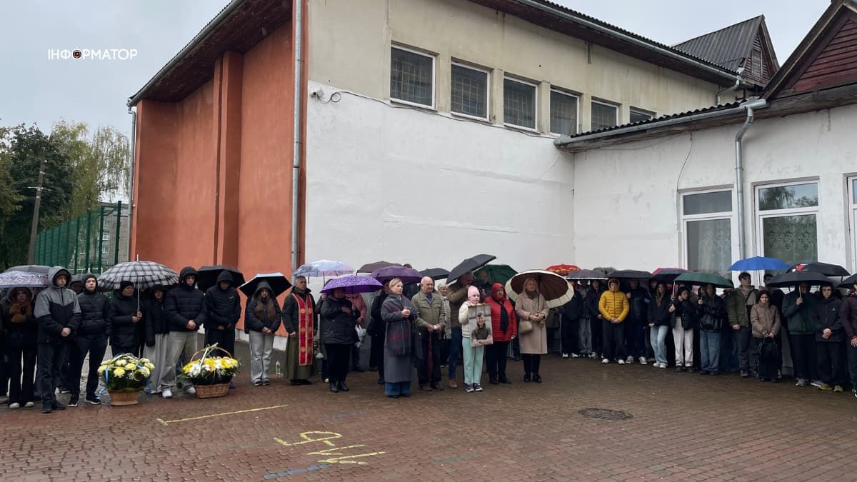 У Коломийському ліцеї №4 відкрили меморіал памʼяті Анатолія Мельничука 4