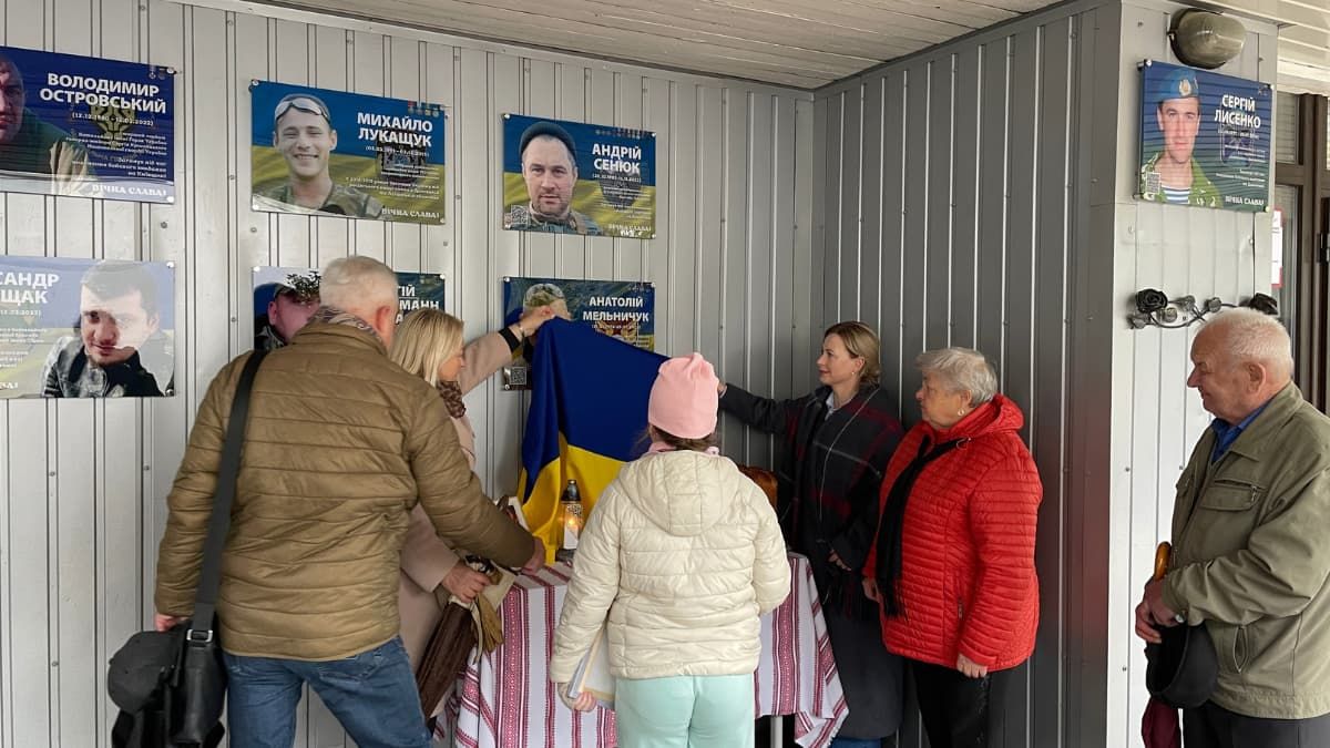 У Коломийському ліцеї №4 відкрили меморіал памʼяті Анатолія Мельничука 7