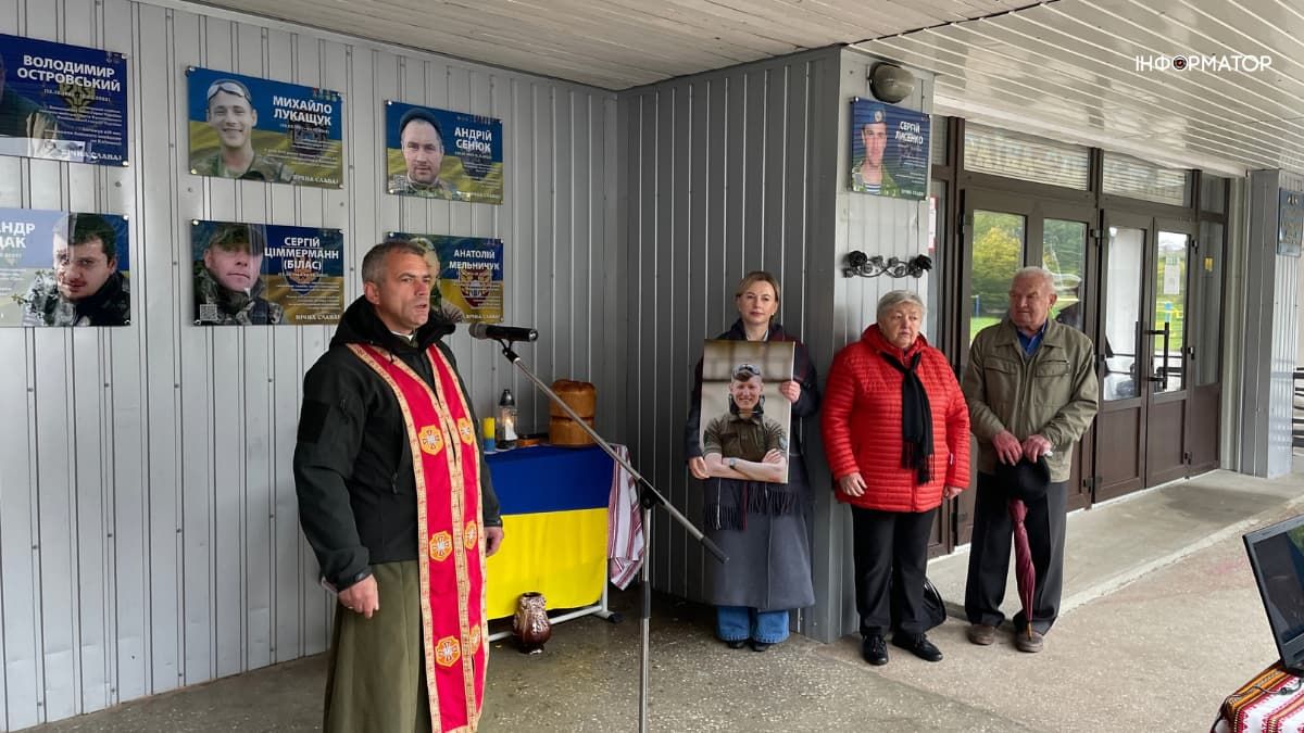 У Коломийському ліцеї №4 відкрили меморіал памʼяті Анатолія Мельничука 12