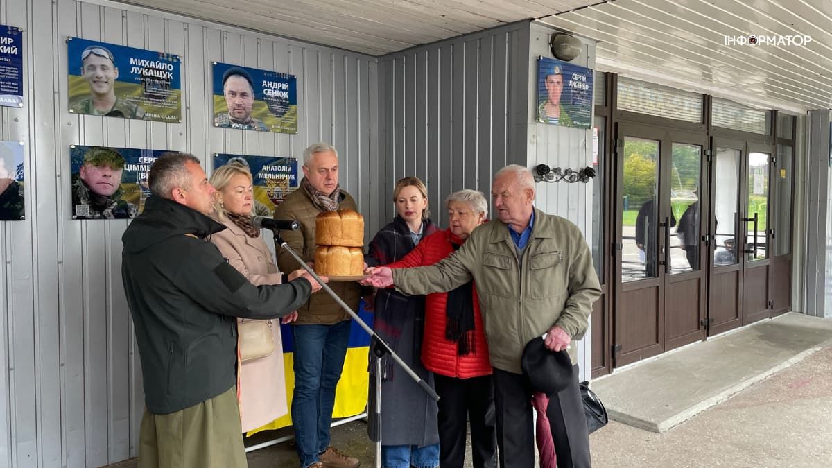 У Коломийському ліцеї №4 відкрили меморіал памʼяті Анатолія Мельничука 13