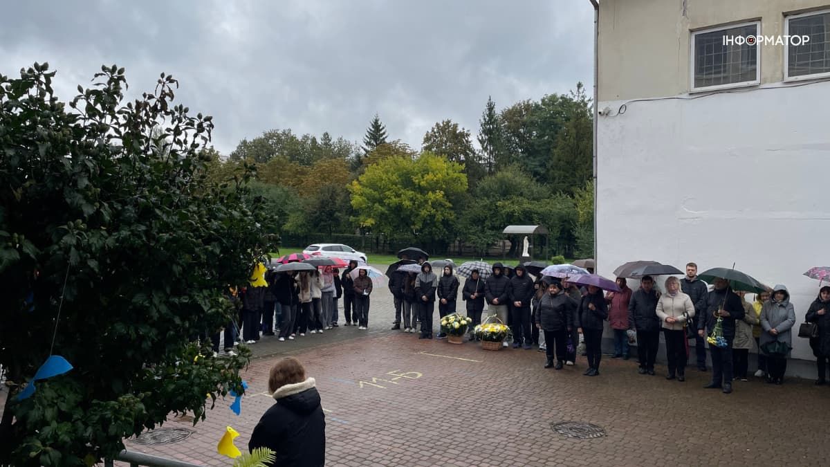 У Коломийському ліцеї №4 відкрили меморіал памʼяті Анатолія Мельничука 15