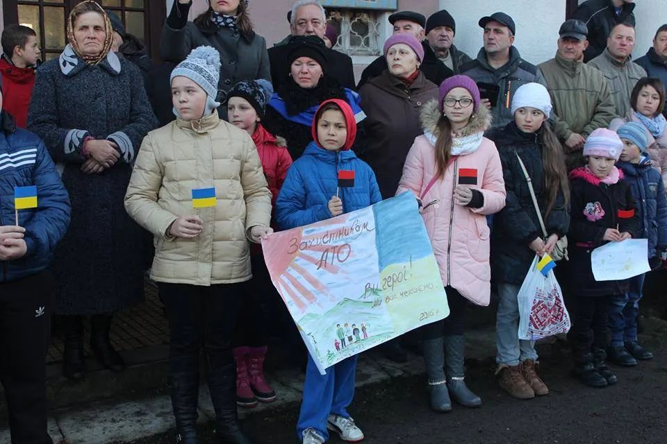 У Делятині зустрічають бійців 10-ї ОГШБР Фото: Сухопутні війська У Делятині зустрічають бійців 10-ї ОГШБР Фото: Сухопутні війська