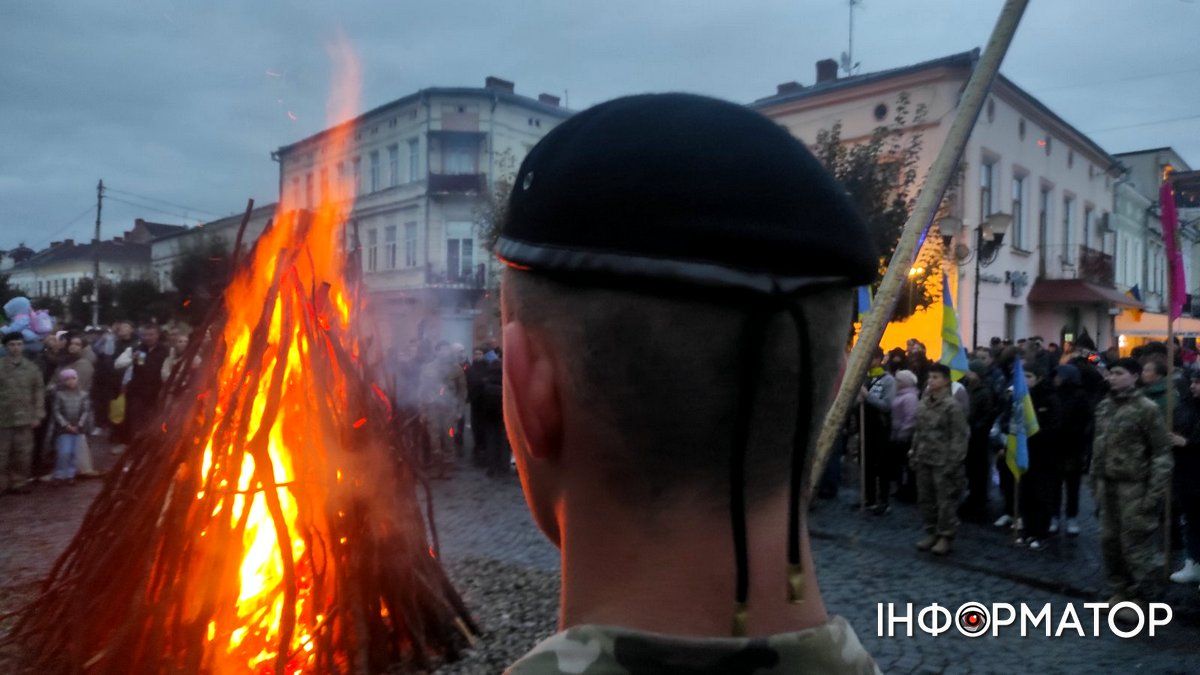 Традиція на Покрови: смолоскипна хода і ватра відбулися в Коломиї | ВІДЕО, ФОТО 13