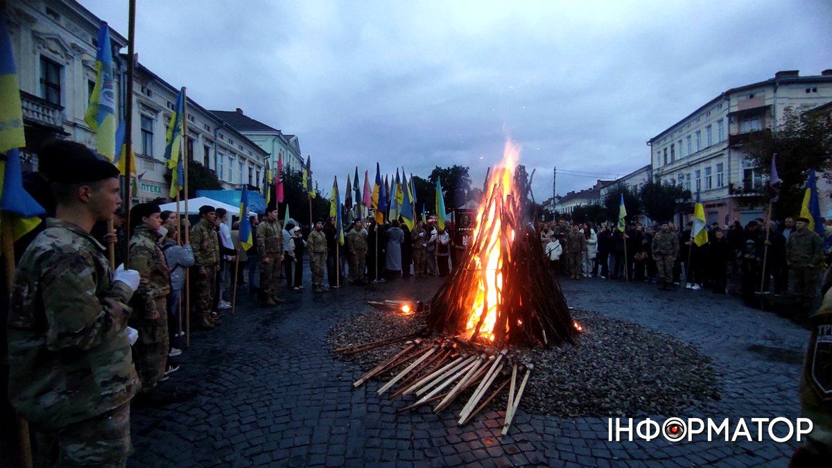 Традиція на Покрови: смолоскипна хода і ватра відбулися в Коломиї | ВІДЕО, ФОТО 12