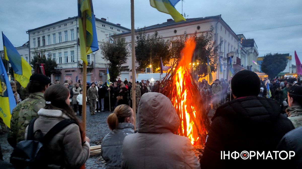 Традиція на Покрови: смолоскипна хода і ватра відбулися в Коломиї | ВІДЕО, ФОТО 7