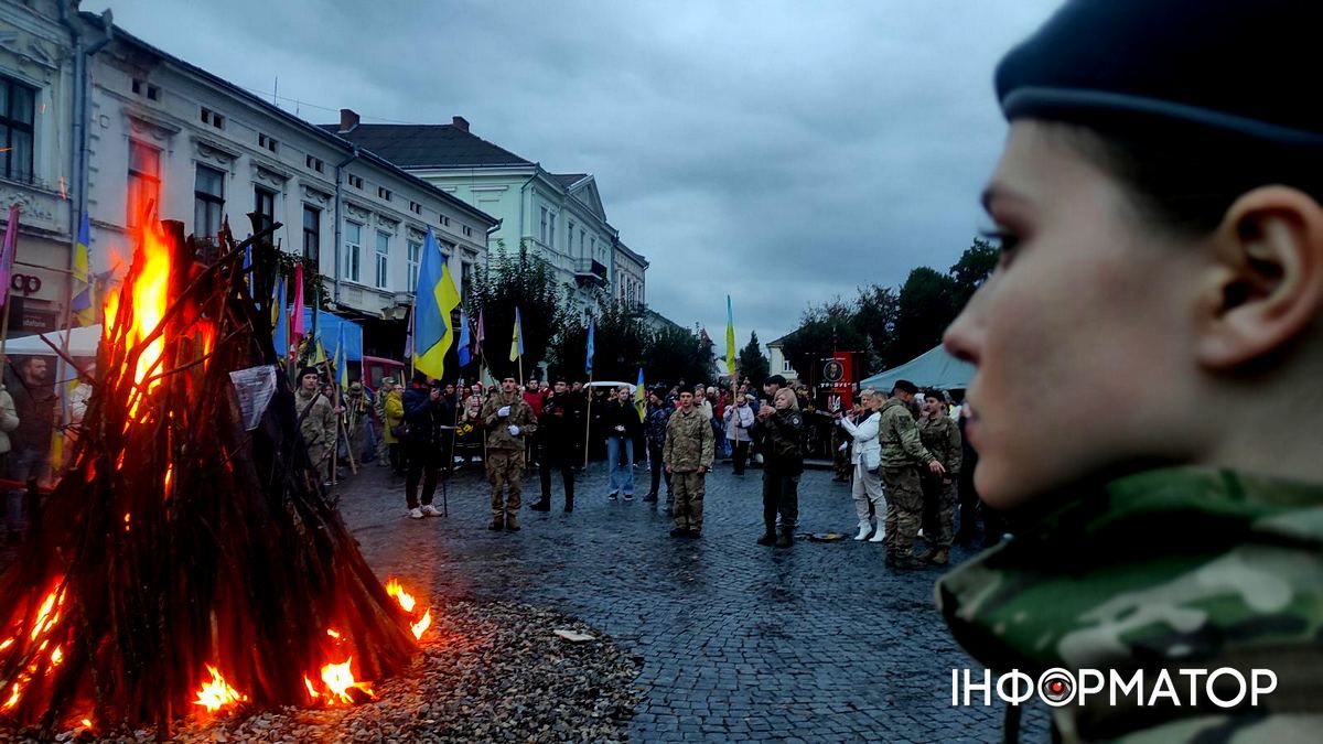Традиція на Покрови: смолоскипна хода і ватра відбулися в Коломиї | ВІДЕО, ФОТО 14