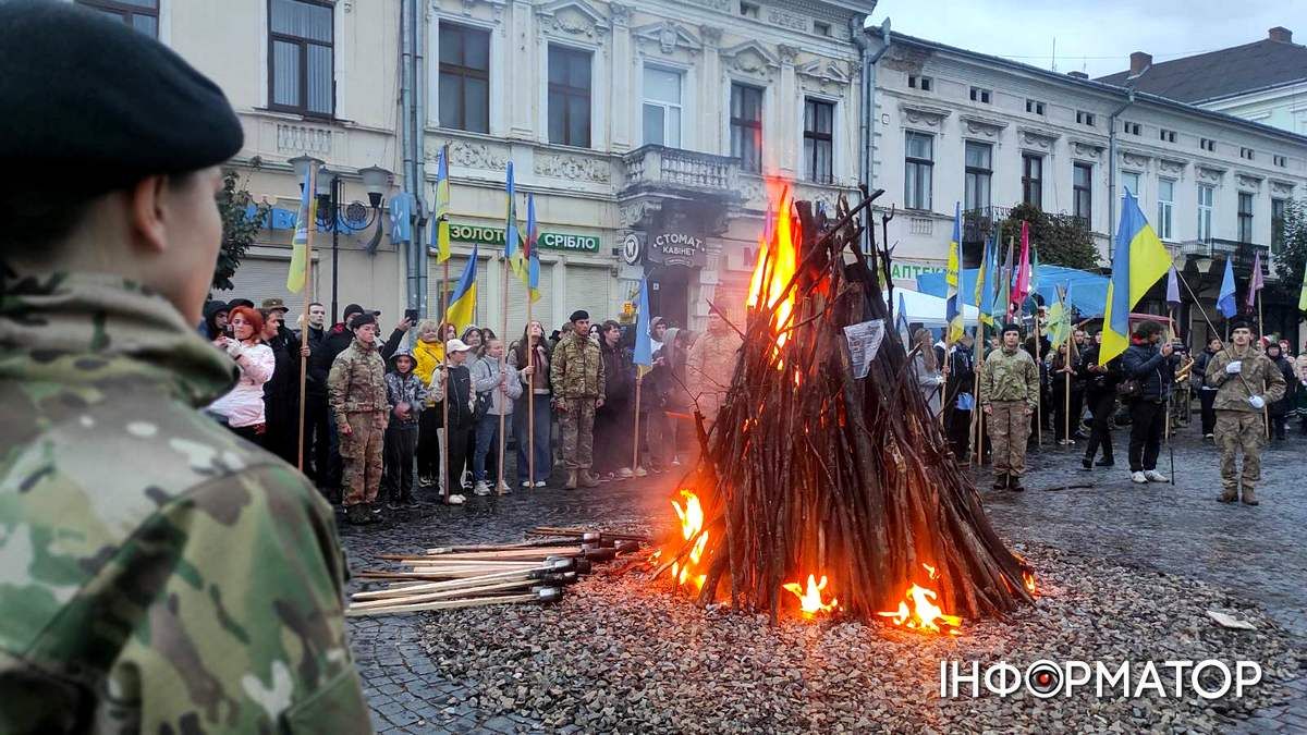 Традиція на Покрови: смолоскипна хода і ватра відбулися в Коломиї | ВІДЕО, ФОТО 10
