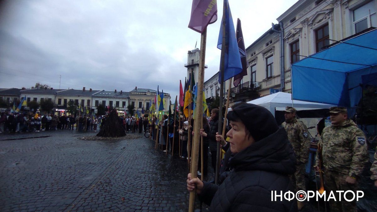 Традиція на Покрови: смолоскипна хода і ватра відбулися в Коломиї | ВІДЕО, ФОТО 9