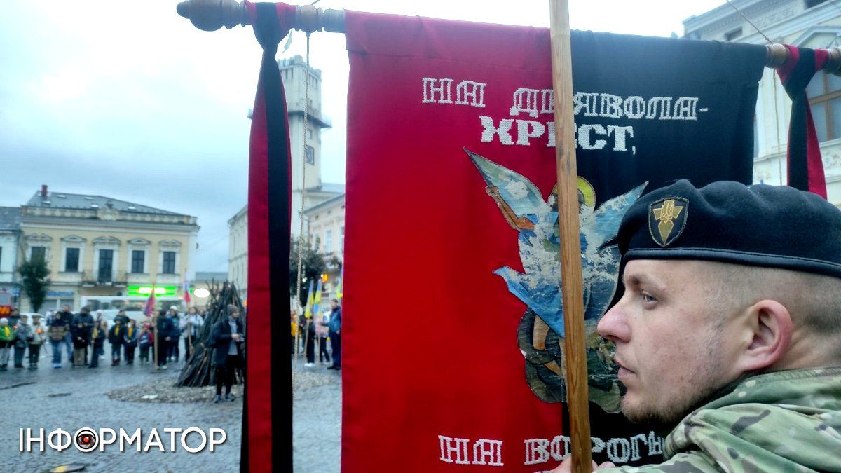 Традиція на Покрови: смолоскипна хода і ватра відбулися в Коломиї | ВІДЕО, ФОТО 5