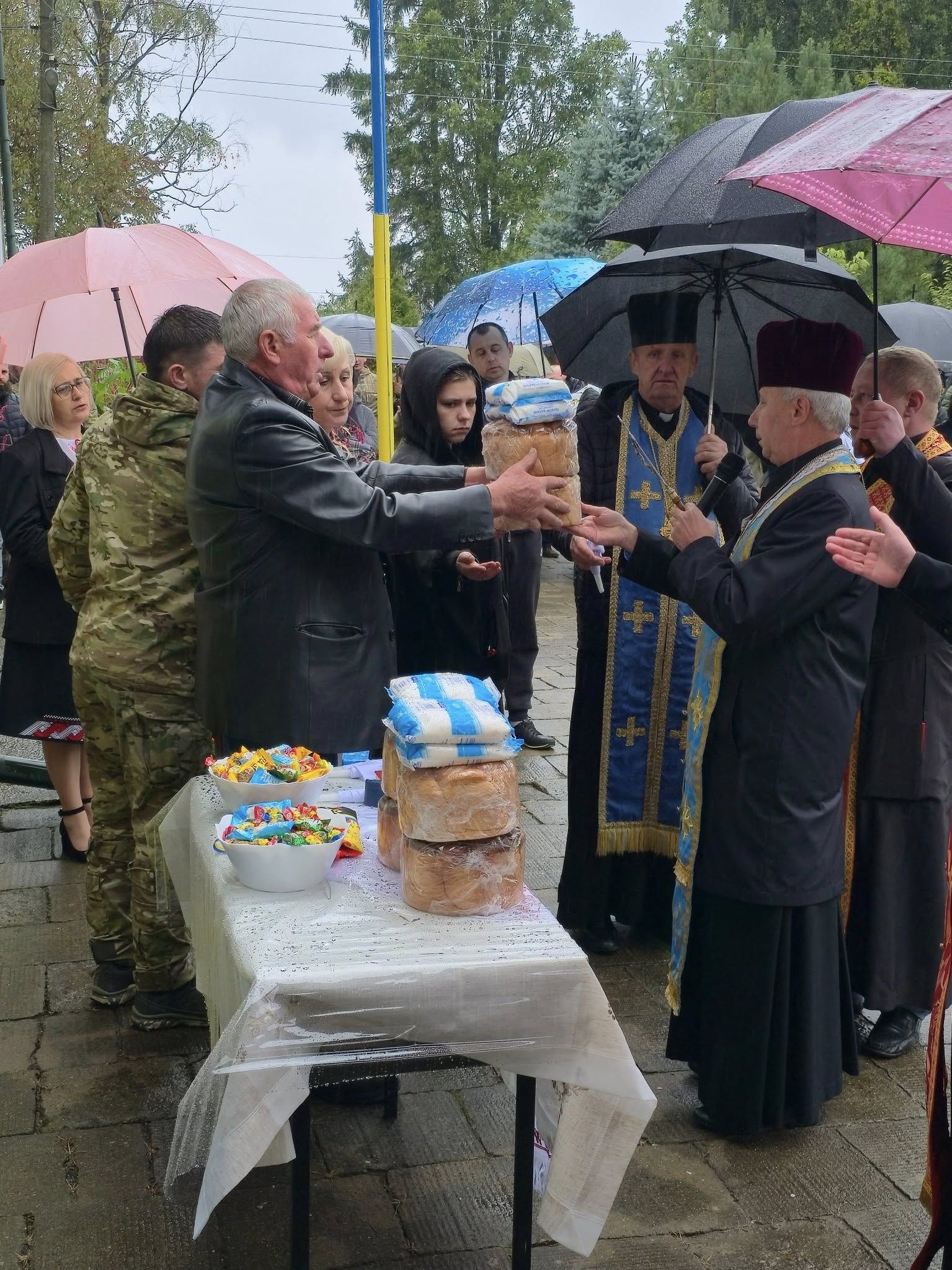 На Коломийщині відкрили памʼятну дошку Герою Миколі Молофію 9