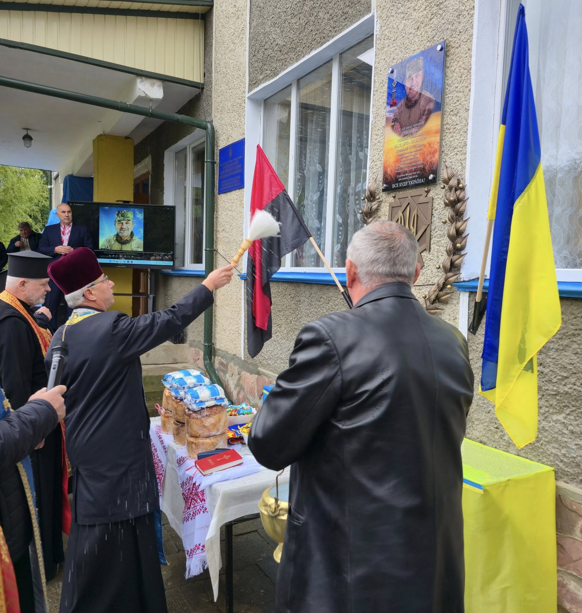 На Коломийщині відкрили памʼятну дошку Герою Миколі Молофію 11