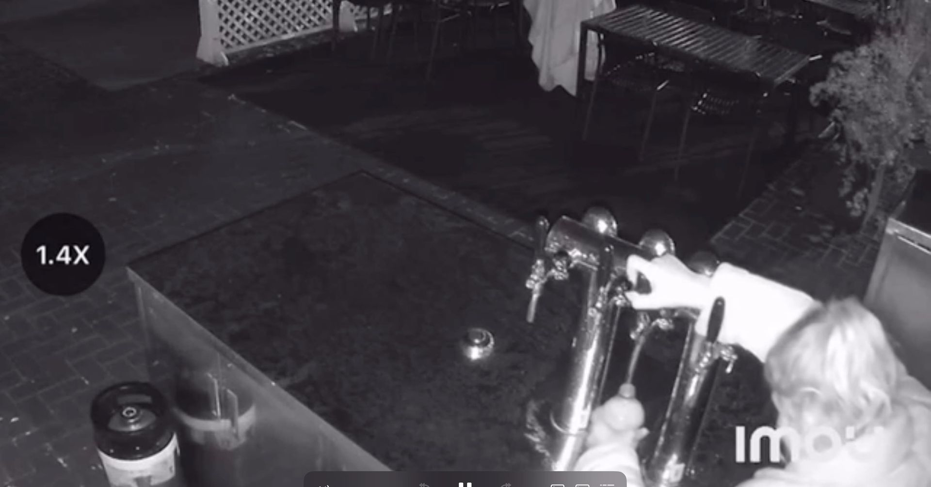 Момент крадіжки пива з кранів бару. Скрін з відео: Tz Kolomyia