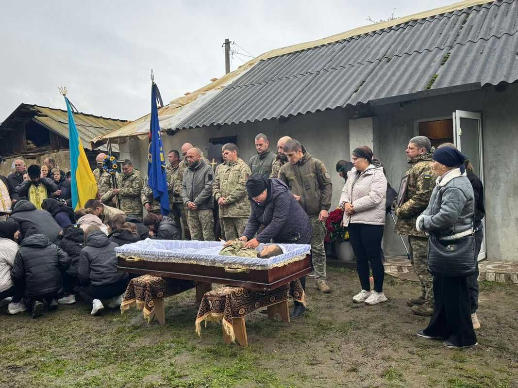 У Мишині провели в останню дорогу захисника Віктора Кашубу 3
