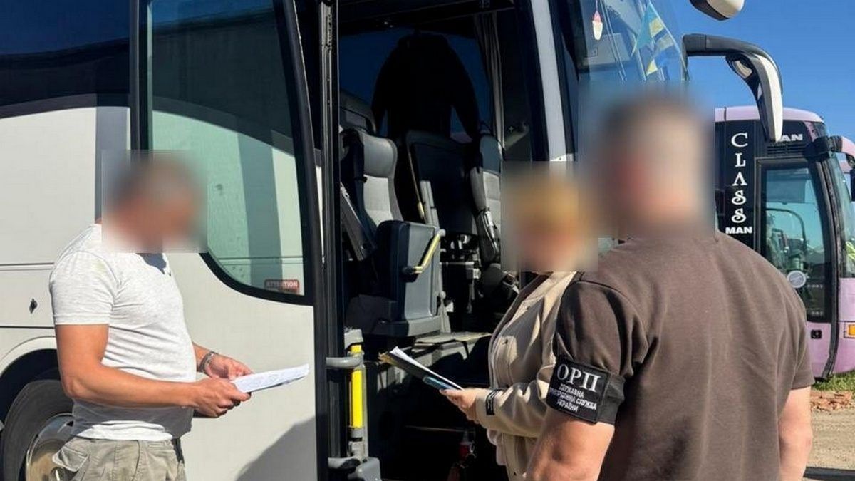 Прикордонники викрили прикарпатців, які незаконно вивозили людей у сховках автобусів