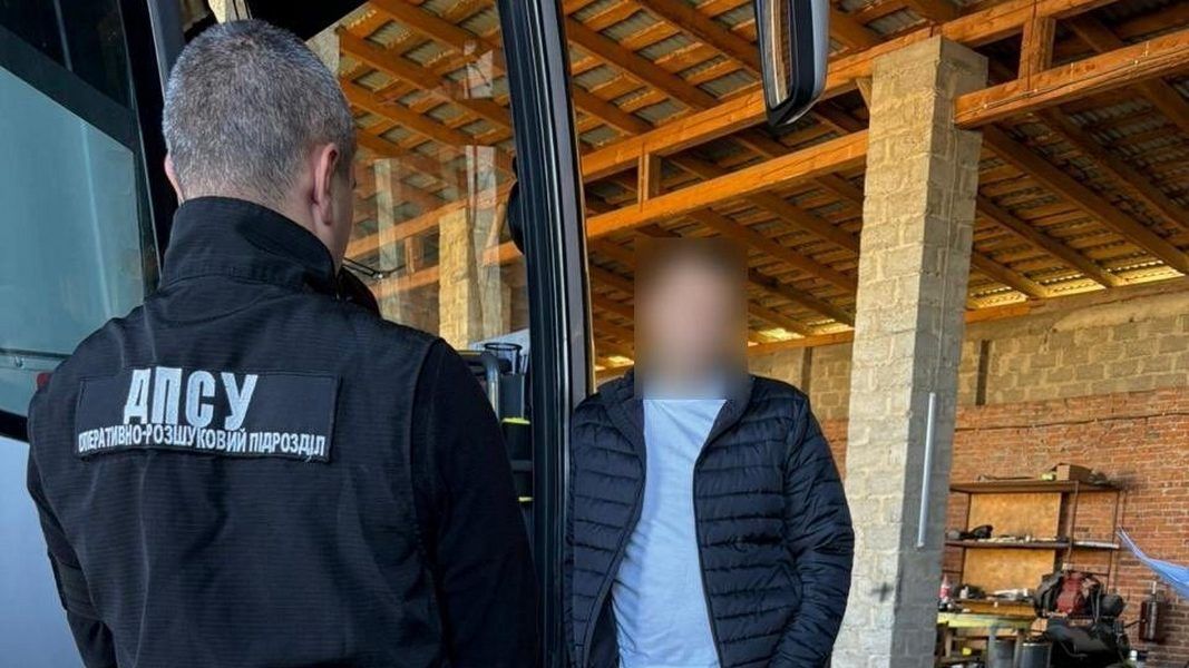 Прикордонники викрили прикарпатців, які незаконно вивозили людей у сховках автобусів 2