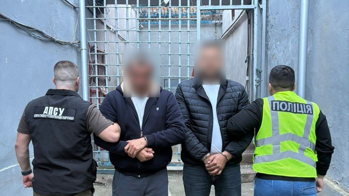 Прикордонники викрили прикарпатців, які незаконно вивозили людей у сховках автобусів 1