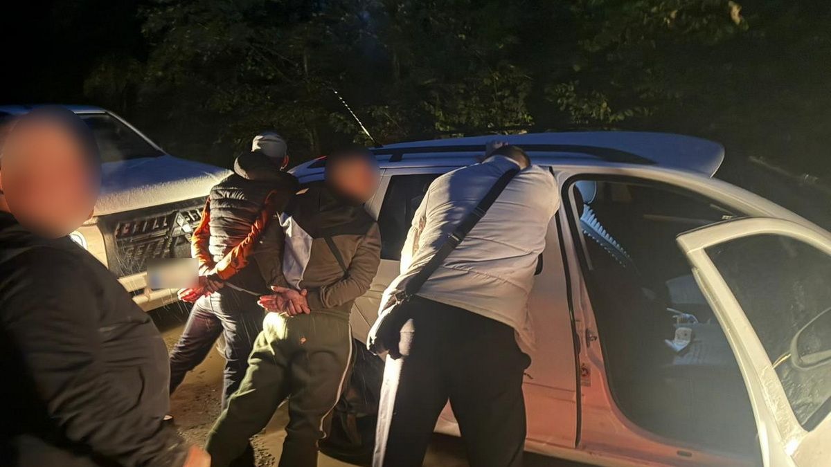 Нелегальний перехід за 7,5 тисяч євро: прикордонники затримали групу порушників, серед яких прикарпатці