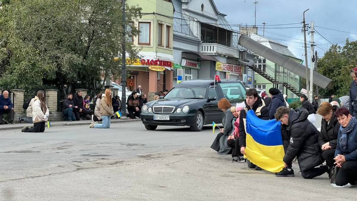 У Городенці зустріли скорботний кортеж захисника Романа Лазорка