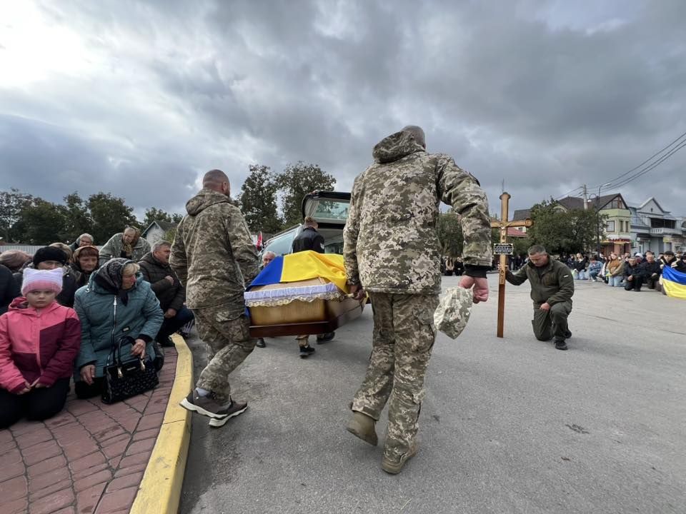 У Городенці зустріли скорботний кортеж захисника Романа Лазорка 11
