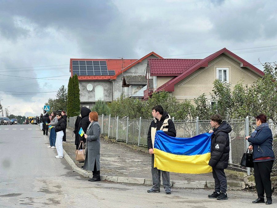 У Городенці зустріли скорботний кортеж захисника Романа Лазорка 3
