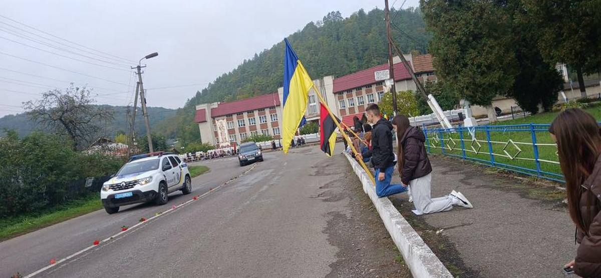 У Городенці зустріли скорботний кортеж захисника Романа Лазорка 2