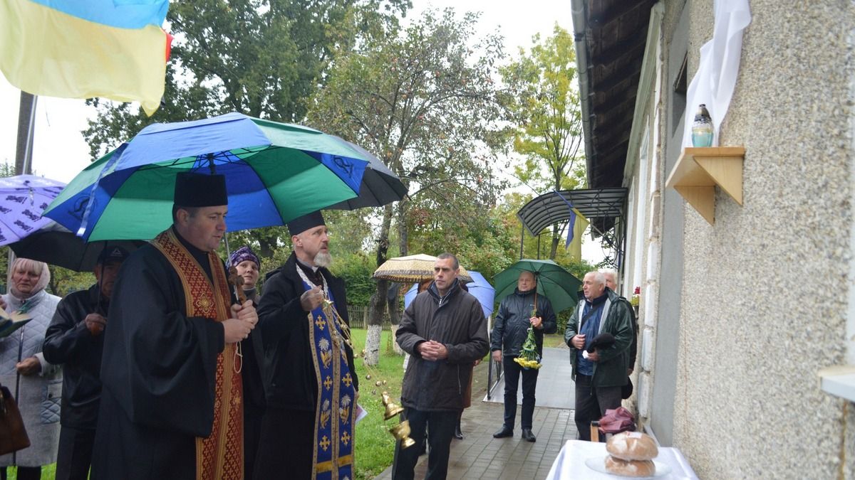 Герою Ярославу Пукасу відкрили меморіальну дошку на школі в Шепарівцях