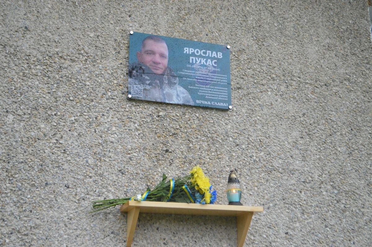 Фото зі сторінки міського голови Коломиї Герою Ярославу Пукасу відкрили меморіальну дошку на школі в Шепарівцях 1