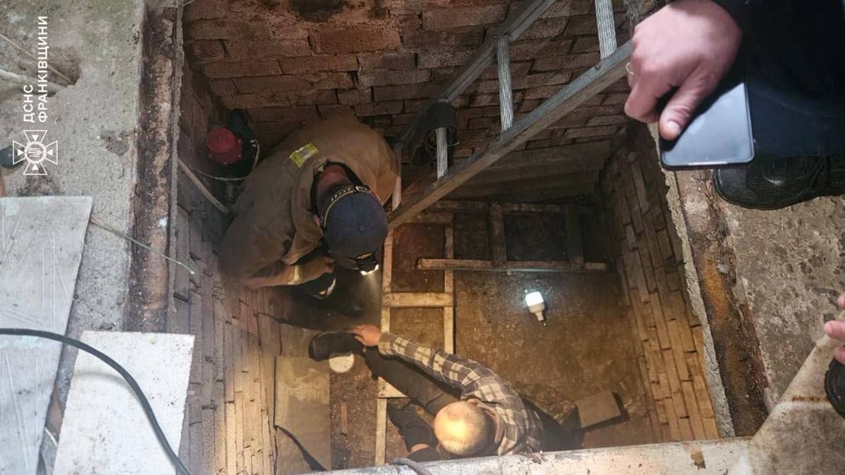 Впав у підвал та не міг вибратися: чоловіка рятували у Снятині