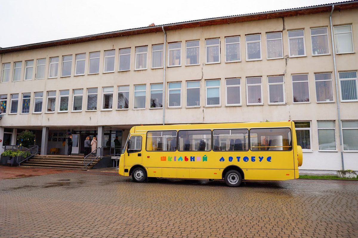 Спеціалізований шкільний автобус з'явився в Коломийському ліцеї №4 1