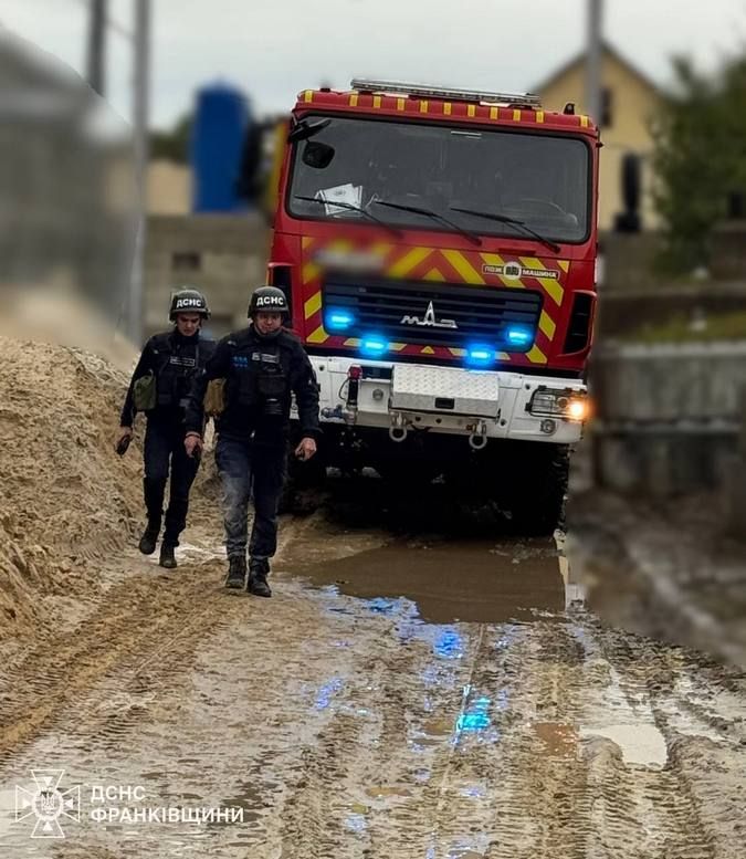 Внаслідок російської атаки на Прикарпатті спалахнула пожежа: її ліквідували 2