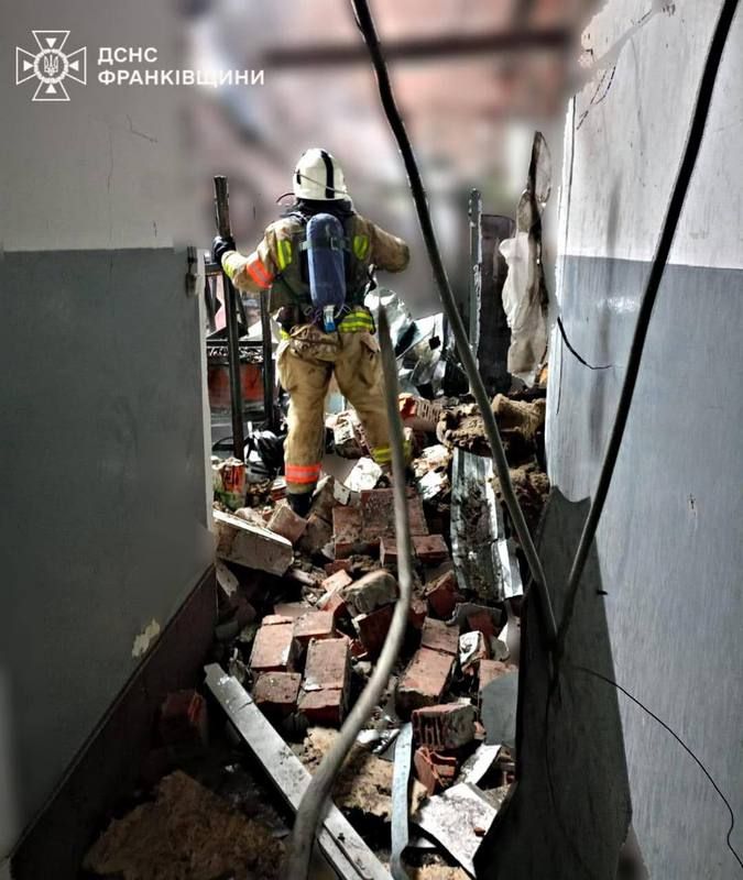 Внаслідок російської атаки на Прикарпатті спалахнула пожежа: її ліквідували 1