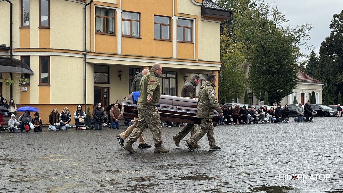 Коломияни зустріли скорботний кортеж з тілом Володимира Бойчука