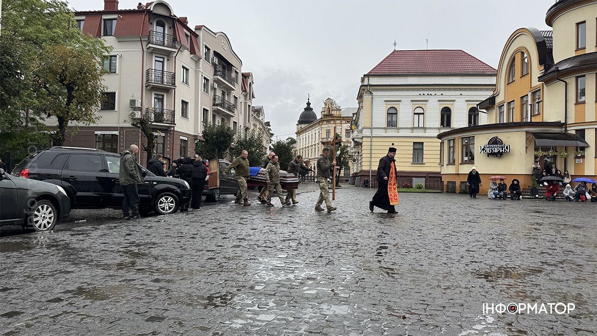 Коломияни зустріли скорботний кортеж з тілом Володимира Бойчука 2