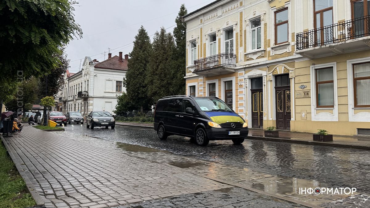 Коломияни зустріли скорботний кортеж з тілом Володимира Бойчука 1