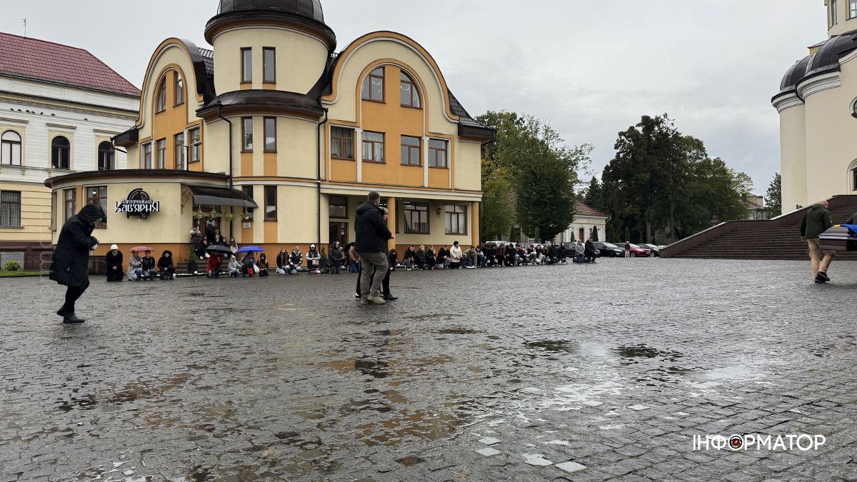 Коломияни зустріли скорботний кортеж з тілом Володимира Бойчука 4