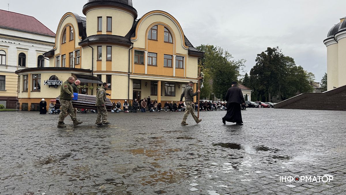 Коломияни зустріли скорботний кортеж з тілом Володимира Бойчука 3