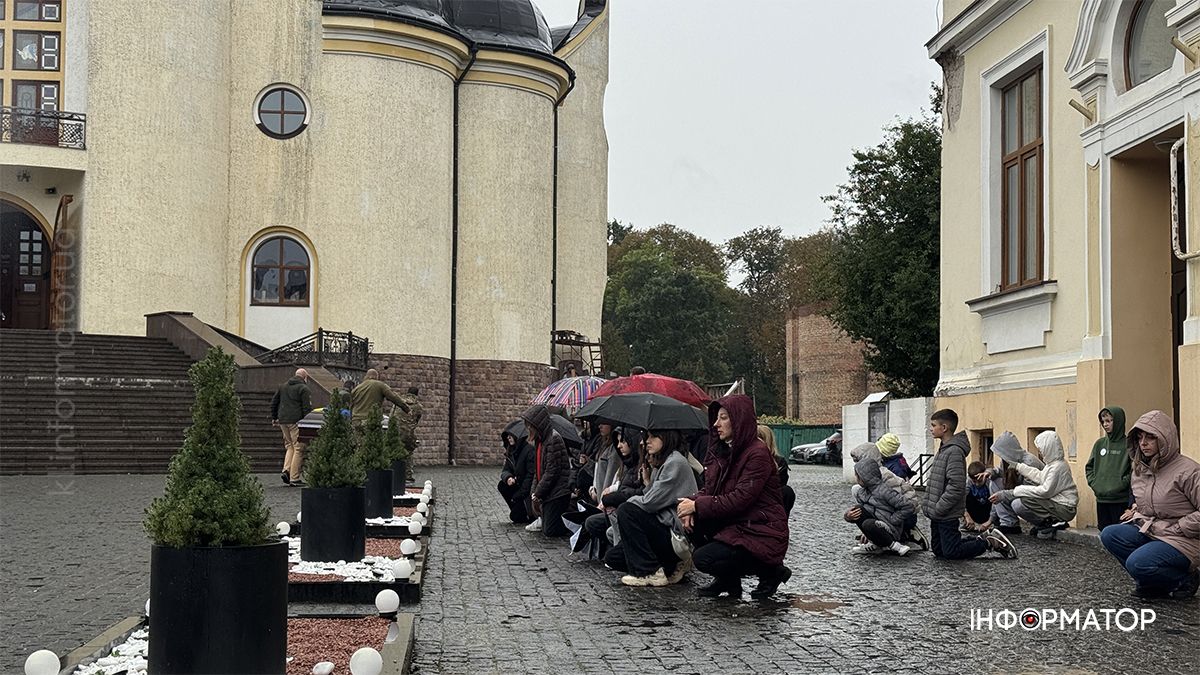 Коломияни зустріли скорботний кортеж з тілом Володимира Бойчука 5