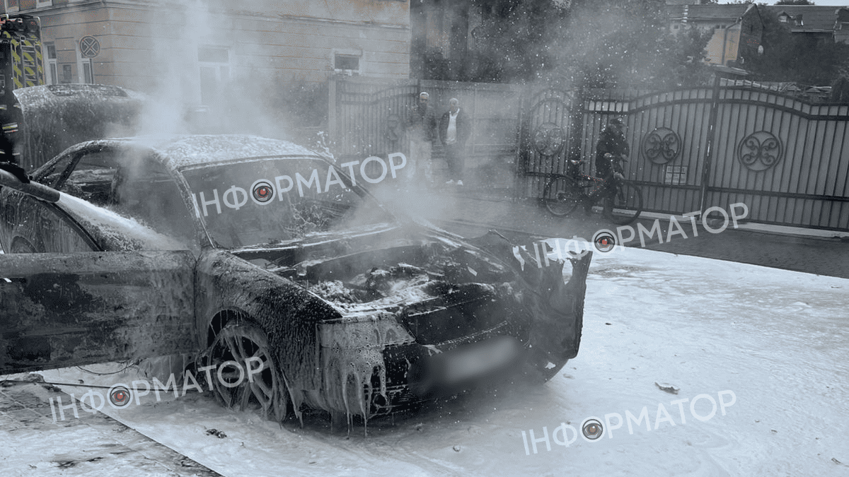 Автомобіль спалахнув в центрі Коломиї 1