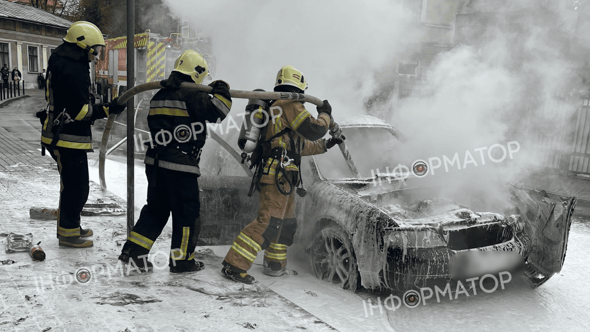 Автомобіль спалахнув в центрі Коломиї 2