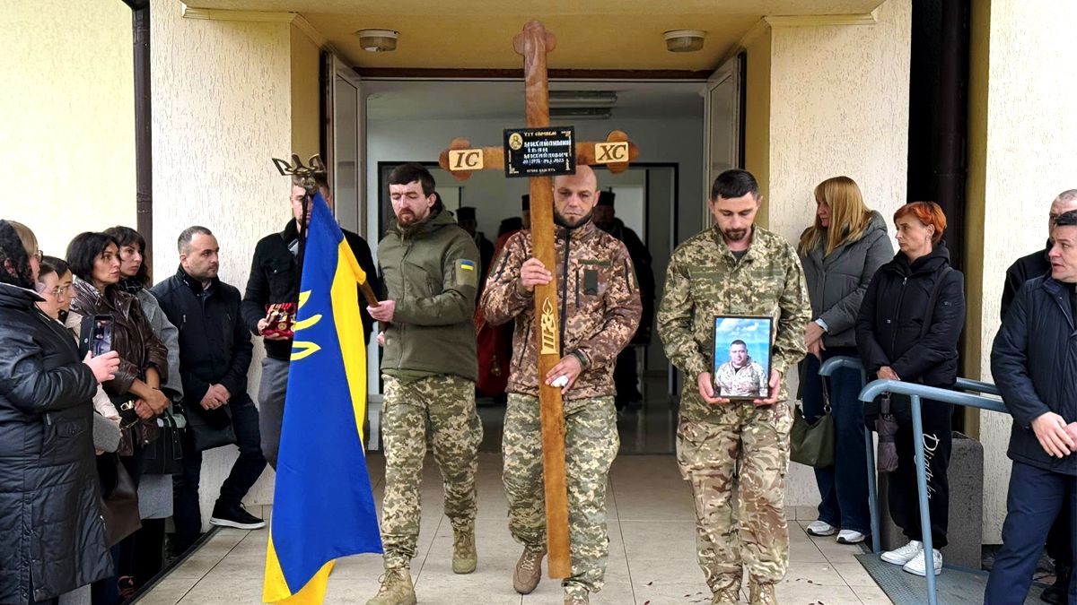 На Прикарпатті в останню дорогу провели Героя Івана Михайлишина 6