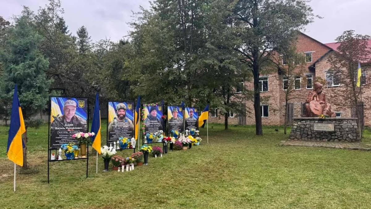 В одному з сіл Делятинської громади урочисто відкрили Алею Слави полеглим Героям