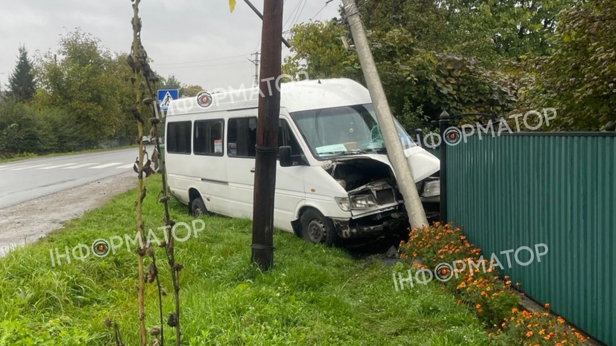 Поблизу Коломиї бус з'їхав у кювет 1